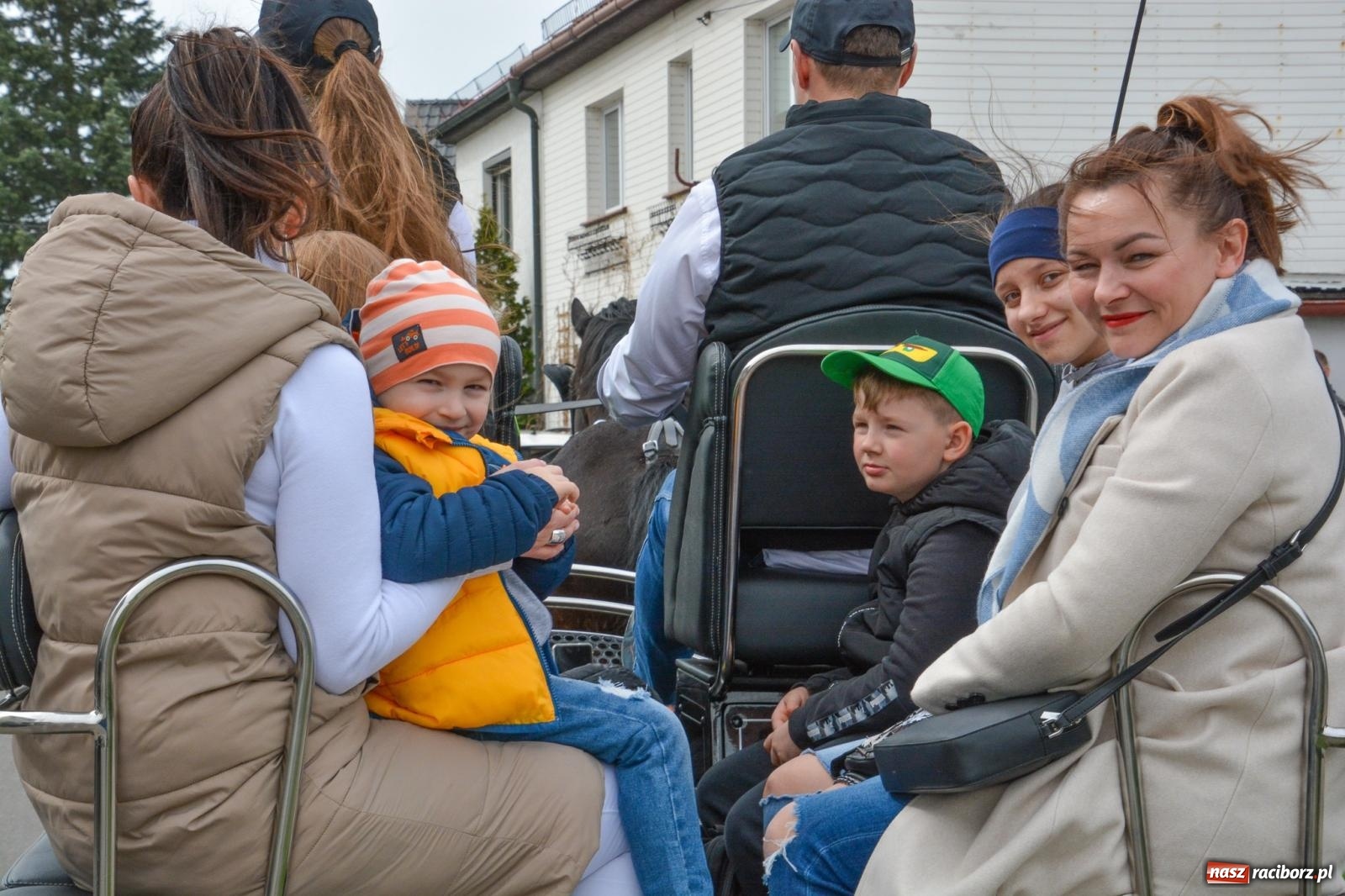 Zdjęcie w galerii na portalu naszraciborz.pl: Metropolita, Indianie i kowboje na wielkanocnej procesji konnej w Pietrowicach Wielkich [FOTO i WIDEO] wiadomości z regionu