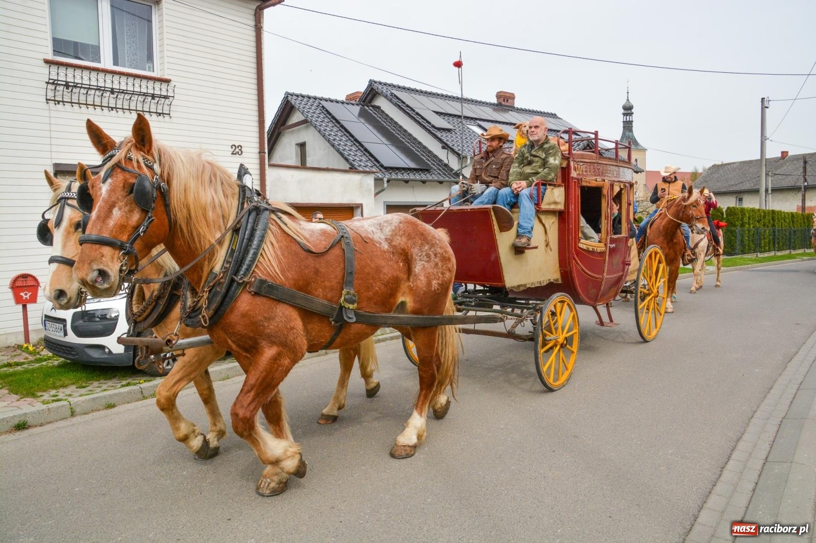 Zdjęcie w galerii na portalu naszraciborz.pl: Metropolita, Indianie i kowboje na wielkanocnej procesji konnej w Pietrowicach Wielkich [FOTO i WIDEO] wiadomości z regionu