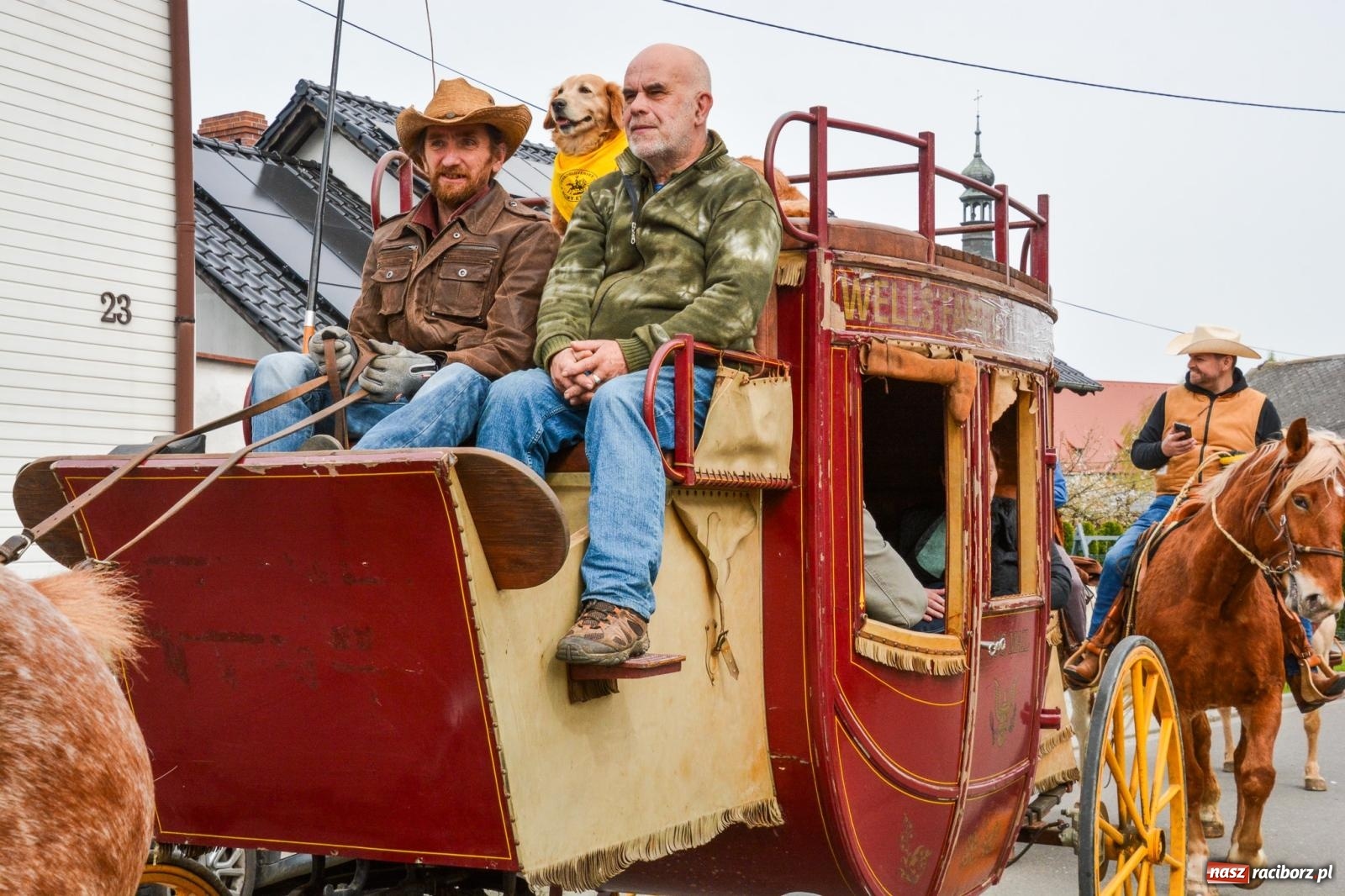 Zdjęcie w galerii na portalu naszraciborz.pl: Metropolita, Indianie i kowboje na wielkanocnej procesji konnej w Pietrowicach Wielkich [FOTO i WIDEO] wiadomości z regionu