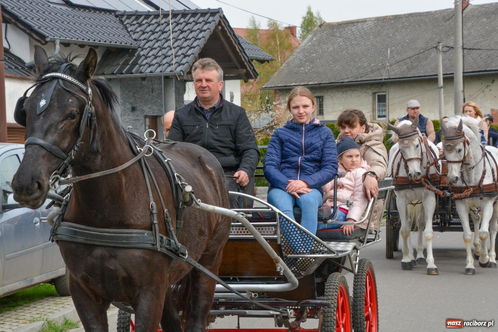 Zdjęcie w galerii na portalu naszraciborz.pl: Metropolita, Indianie i kowboje na wielkanocnej procesji konnej w Pietrowicach Wielkich [FOTO i WIDEO] wiadomości z regionu