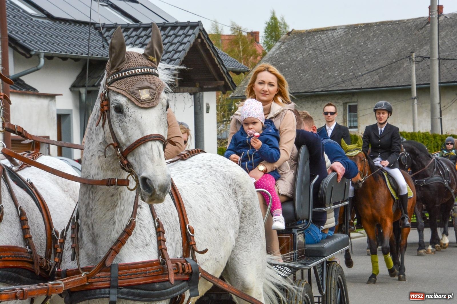 Zdjęcie w galerii na portalu naszraciborz.pl: Metropolita, Indianie i kowboje na wielkanocnej procesji konnej w Pietrowicach Wielkich [FOTO i WIDEO] wiadomości z regionu
