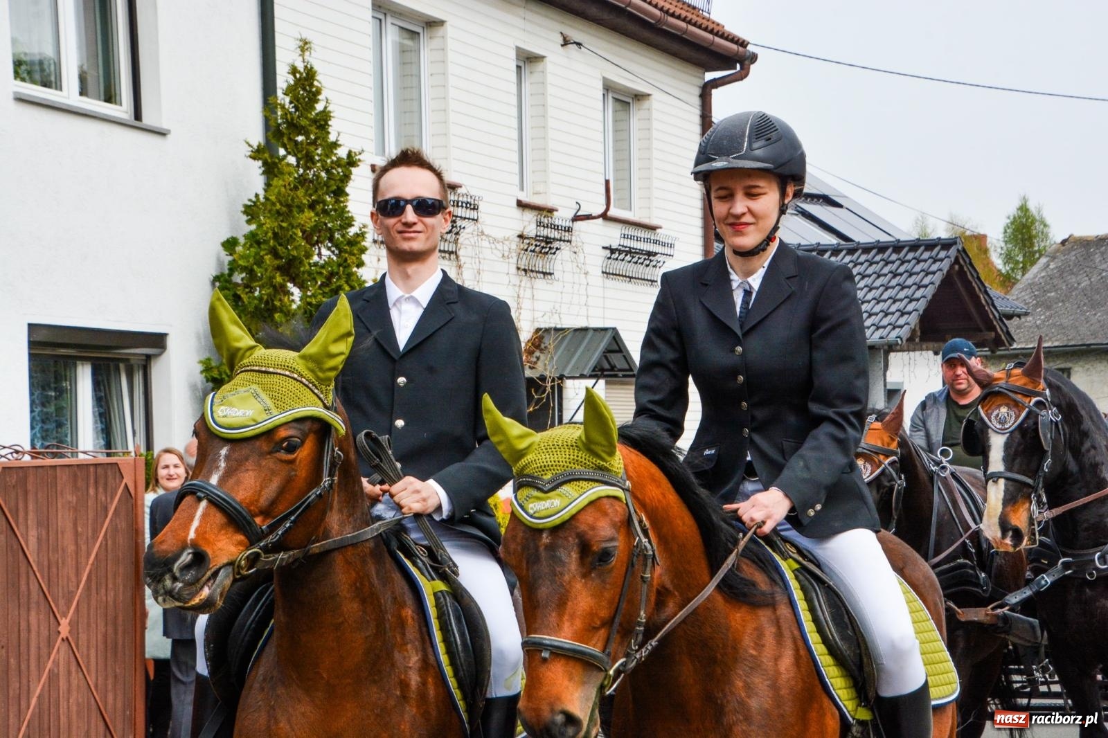 Zdjęcie w galerii na portalu naszraciborz.pl: Metropolita, Indianie i kowboje na wielkanocnej procesji konnej w Pietrowicach Wielkich [FOTO i WIDEO] wiadomości z regionu