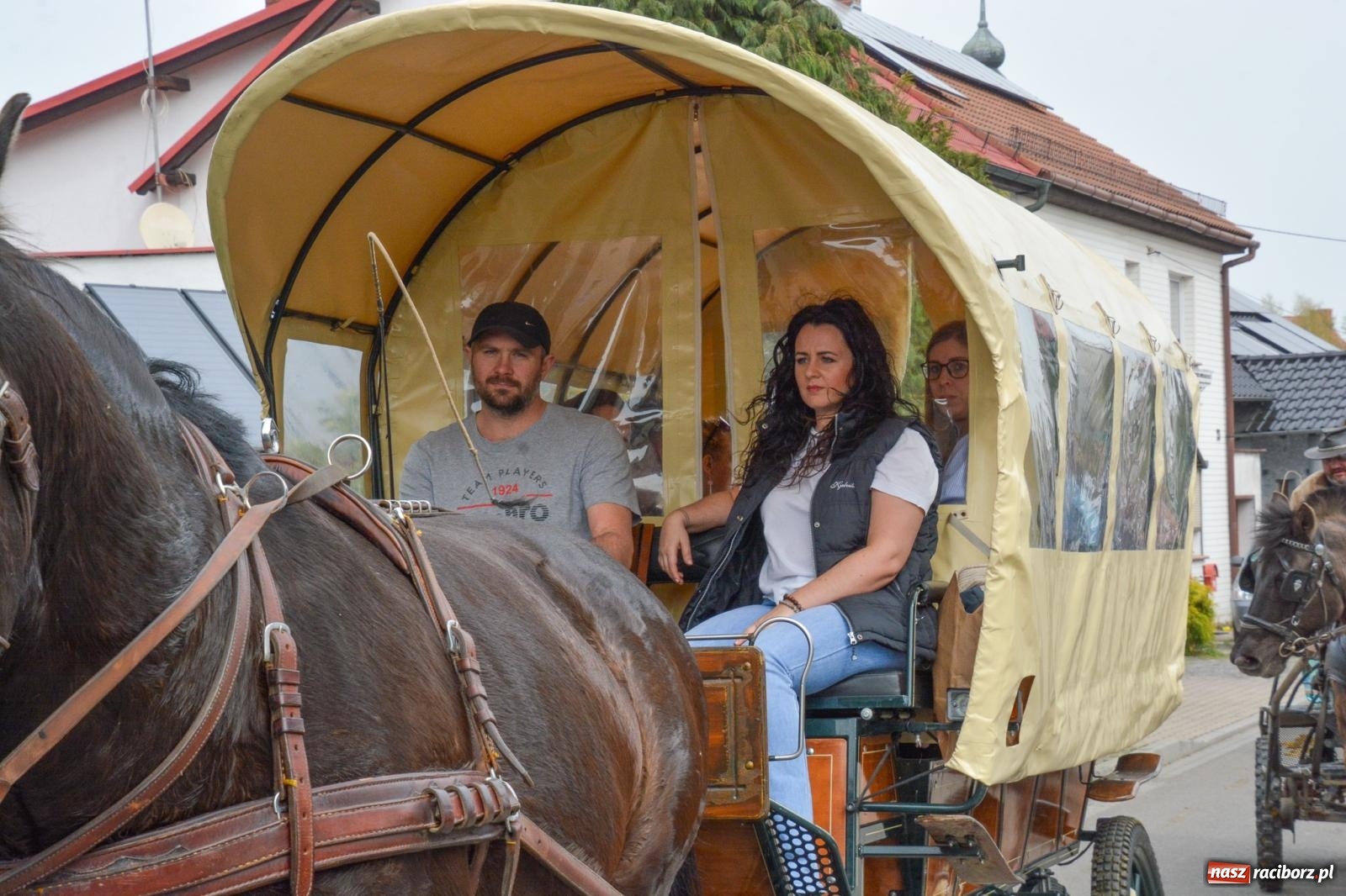 Zdjęcie w galerii na portalu naszraciborz.pl: Metropolita, Indianie i kowboje na wielkanocnej procesji konnej w Pietrowicach Wielkich [FOTO i WIDEO] wiadomości z regionu