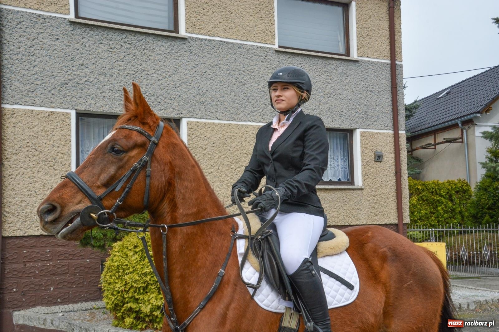 Zdjęcie w galerii na portalu naszraciborz.pl: Metropolita, Indianie i kowboje na wielkanocnej procesji konnej w Pietrowicach Wielkich [FOTO i WIDEO] wiadomości z regionu