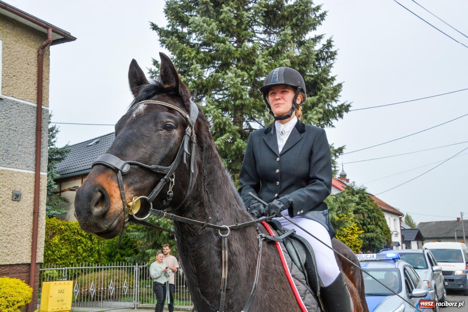 Zdjęcie w galerii na portalu naszraciborz.pl: Metropolita, Indianie i kowboje na wielkanocnej procesji konnej w Pietrowicach Wielkich [FOTO i WIDEO] wiadomości z regionu