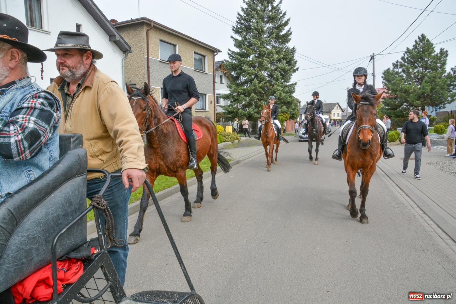 Zdjęcie w galerii na portalu naszraciborz.pl: Metropolita, Indianie i kowboje na wielkanocnej procesji konnej w Pietrowicach Wielkich [FOTO i WIDEO] wiadomości z regionu