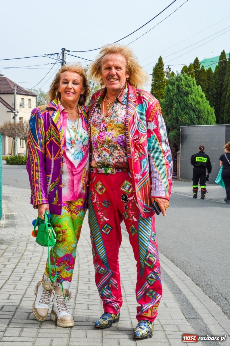 Zdjęcie w galerii na portalu naszraciborz.pl: Metropolita, Indianie i kowboje na wielkanocnej procesji konnej w Pietrowicach Wielkich [FOTO i WIDEO] wiadomości z regionu