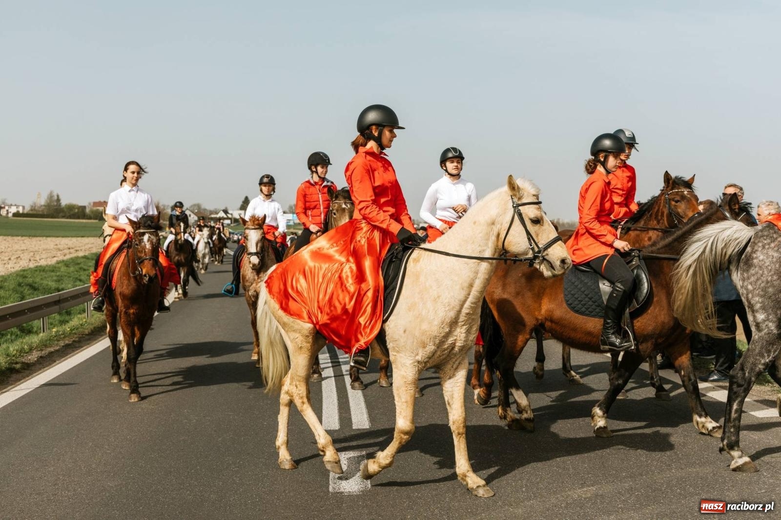 Zdjęcie w galerii na portalu naszraciborz.pl: Procesje konne w Bieńkowicach, Pietrowicach Wielkich i Sudole [FOTO] wiadomości z regionu