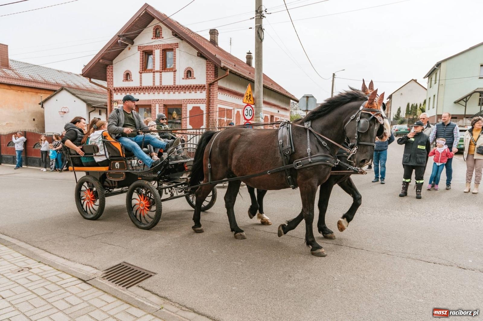 Zdjęcie w galerii na portalu naszraciborz.pl: Procesje konne w Bieńkowicach, Pietrowicach Wielkich i Sudole [FOTO] wiadomości z regionu
