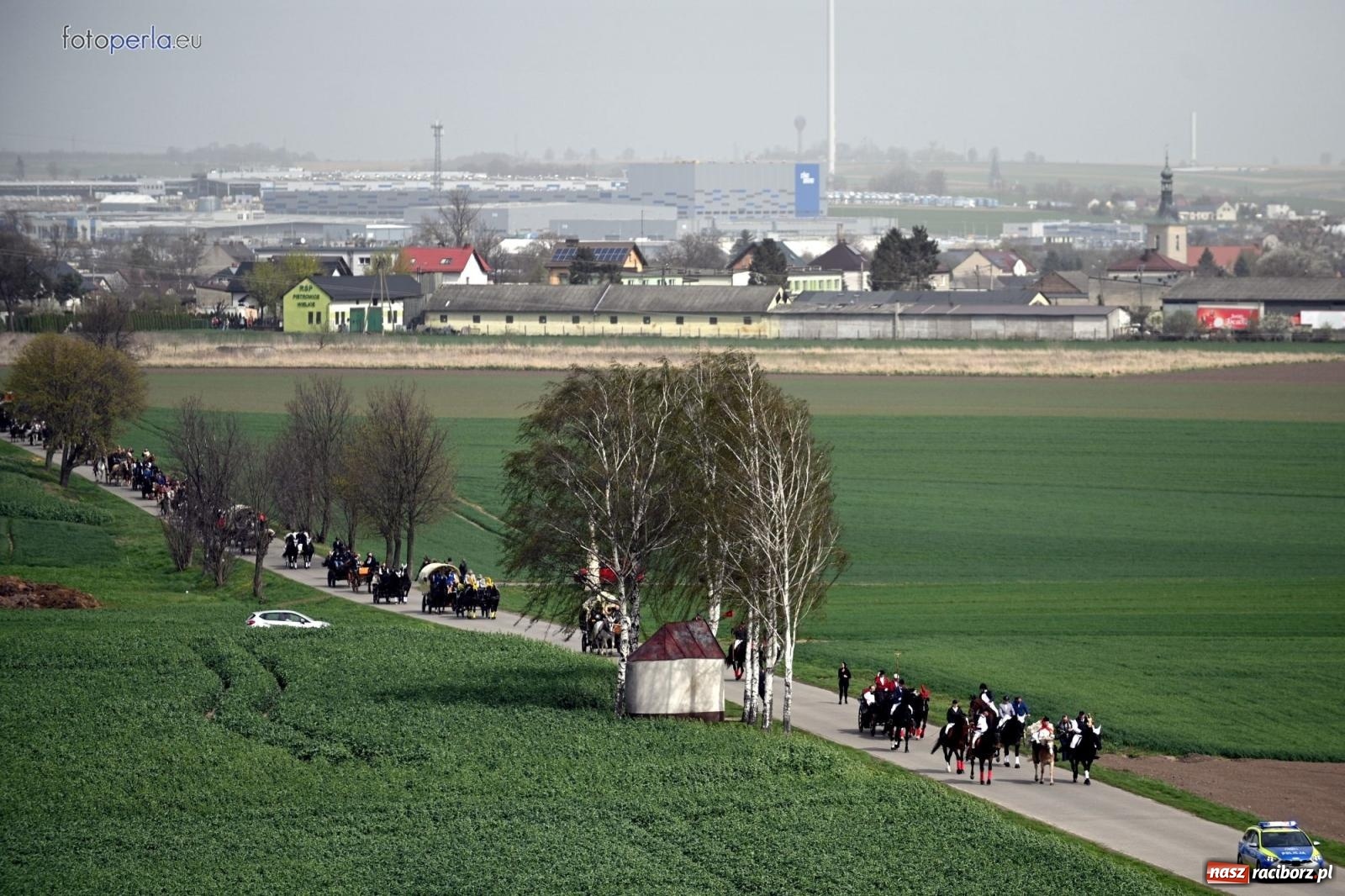 Zdjęcie w galerii na portalu naszraciborz.pl: Procesja w Pietrowicach Wielkich - nabożeństwo i wyścigi wiadomości z regionu