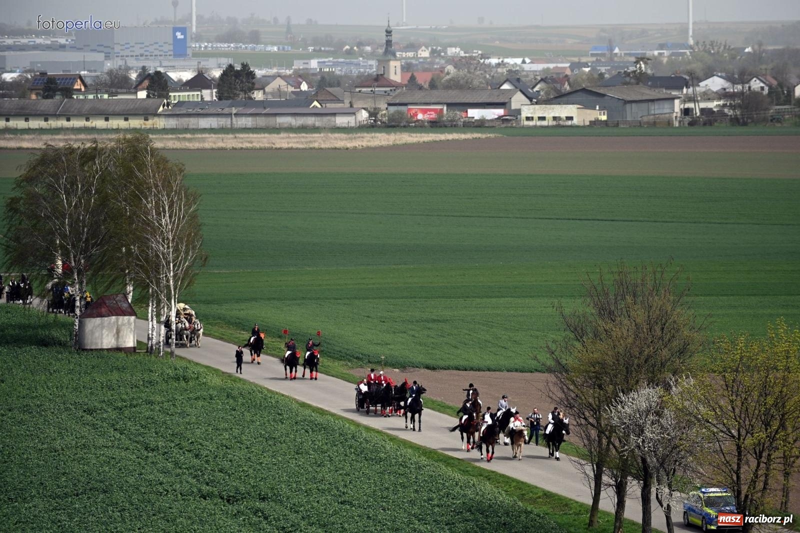 Zdjęcie w galerii na portalu naszraciborz.pl: Procesja w Pietrowicach Wielkich - nabożeństwo i wyścigi wiadomości z regionu