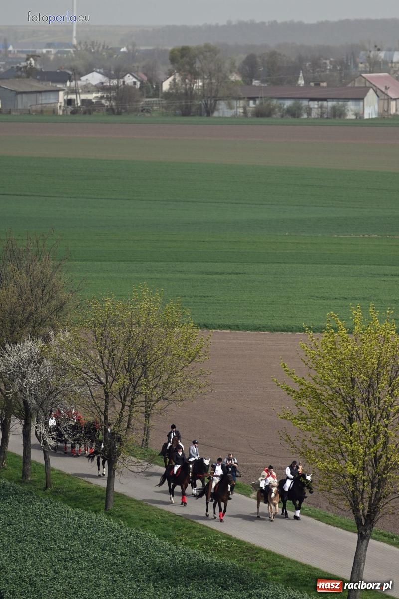 Zdjęcie w galerii na portalu naszraciborz.pl: Procesja w Pietrowicach Wielkich - nabożeństwo i wyścigi wiadomości z regionu
