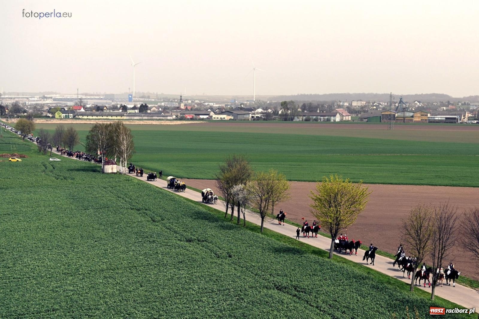Zdjęcie w galerii na portalu naszraciborz.pl: Procesja w Pietrowicach Wielkich - nabożeństwo i wyścigi wiadomości z regionu