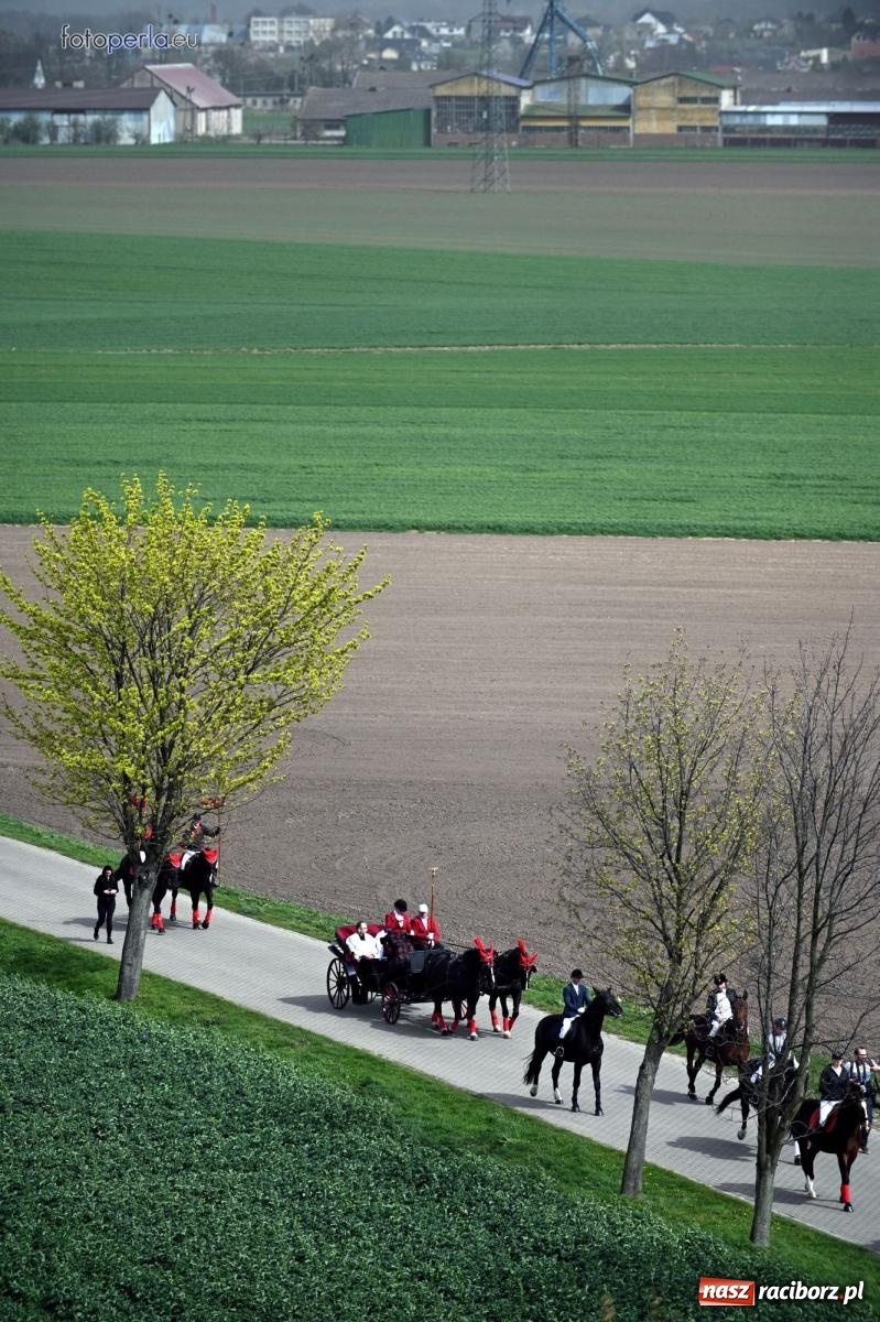 Zdjęcie w galerii na portalu naszraciborz.pl: Procesja w Pietrowicach Wielkich - nabożeństwo i wyścigi wiadomości z regionu