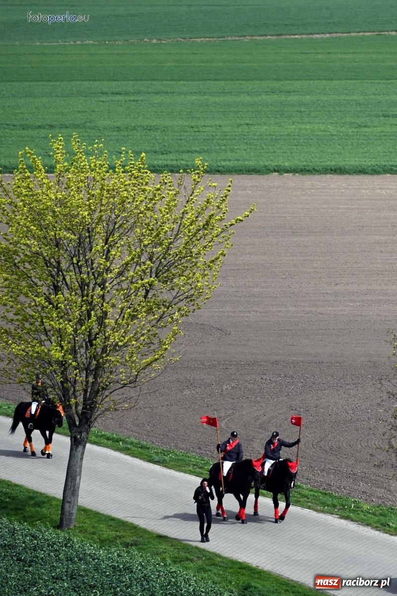 Zdjęcie w galerii na portalu naszraciborz.pl: Procesja w Pietrowicach Wielkich - nabożeństwo i wyścigi wiadomości z regionu