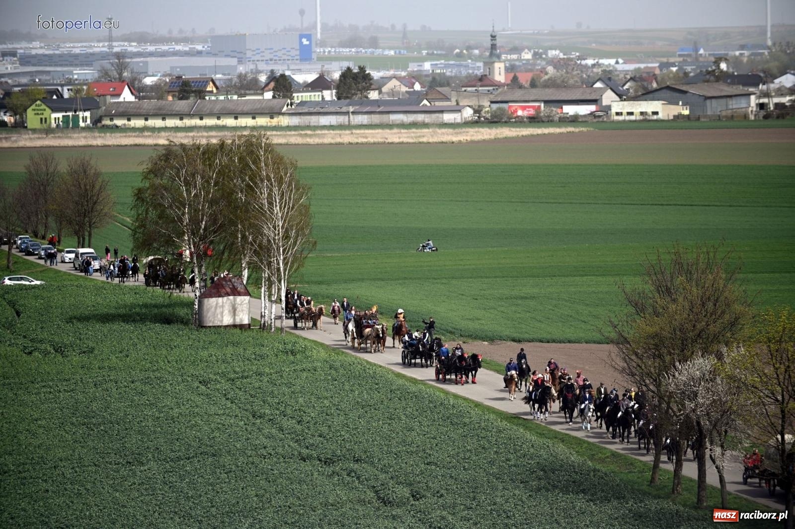 Zdjęcie w galerii na portalu naszraciborz.pl: Procesja w Pietrowicach Wielkich - nabożeństwo i wyścigi wiadomości z regionu