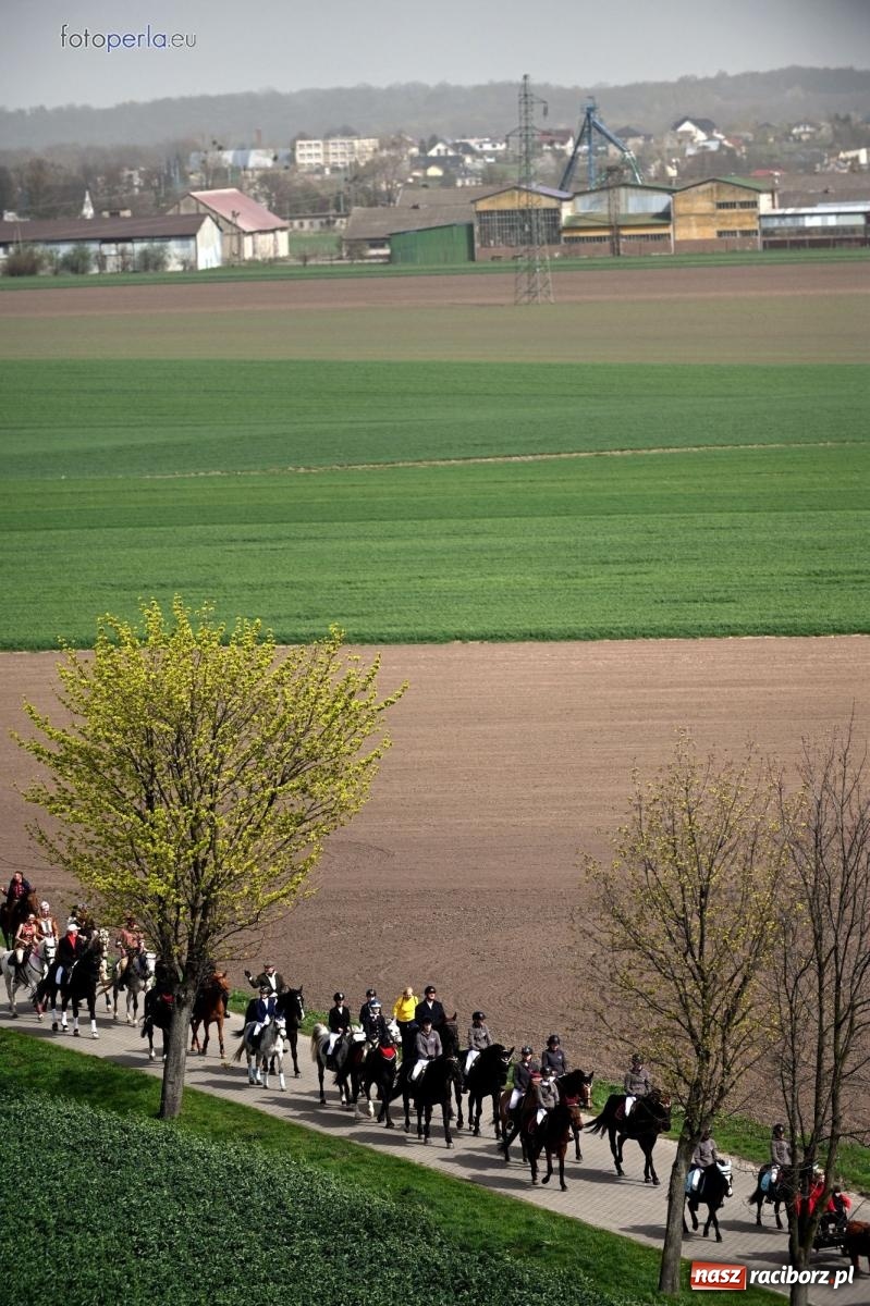 Zdjęcie w galerii na portalu naszraciborz.pl: Procesja w Pietrowicach Wielkich - nabożeństwo i wyścigi wiadomości z regionu