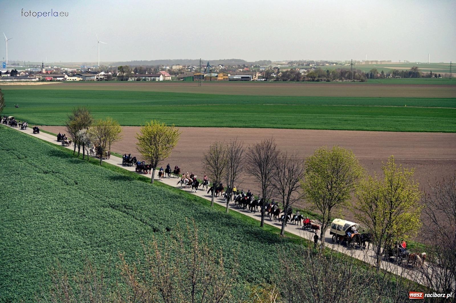 Zdjęcie w galerii na portalu naszraciborz.pl: Procesja w Pietrowicach Wielkich - nabożeństwo i wyścigi wiadomości z regionu