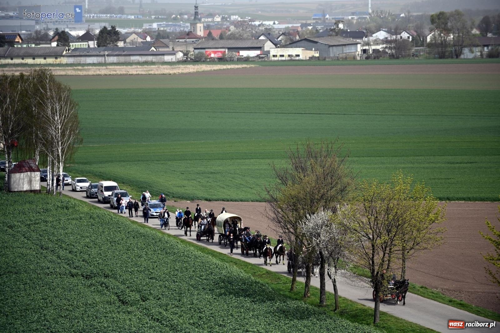 Zdjęcie w galerii na portalu naszraciborz.pl: Procesja w Pietrowicach Wielkich - nabożeństwo i wyścigi wiadomości z regionu