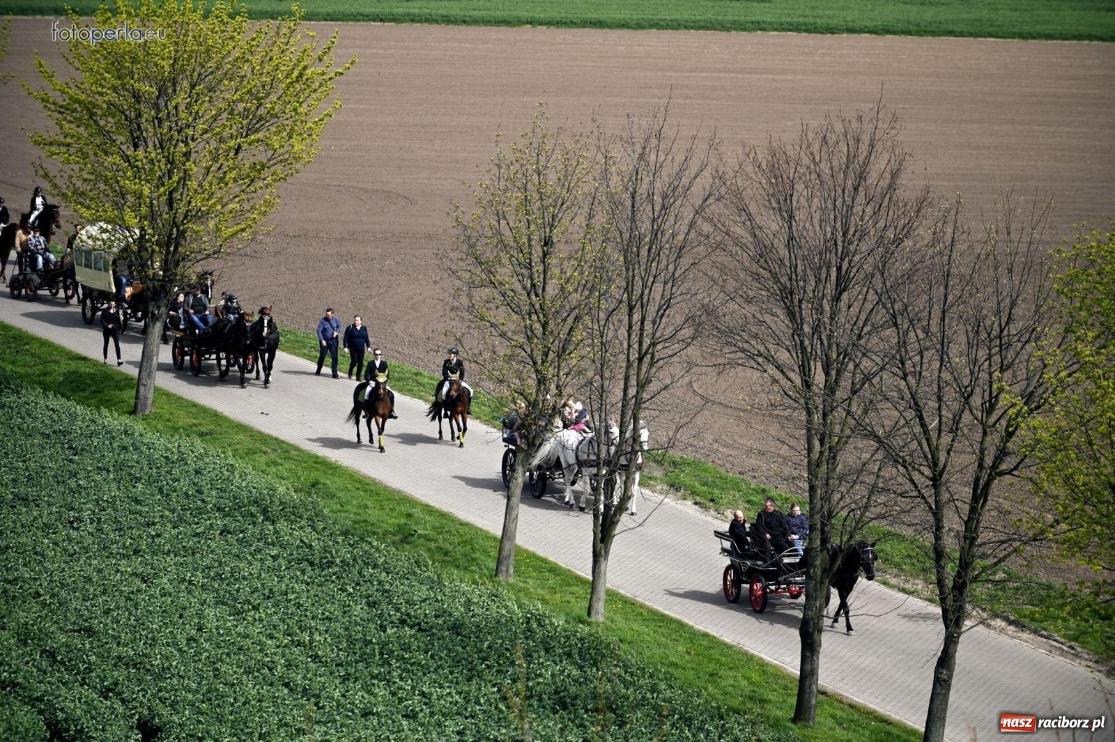 Zdjęcie w galerii na portalu naszraciborz.pl: Procesja w Pietrowicach Wielkich - nabożeństwo i wyścigi wiadomości z regionu