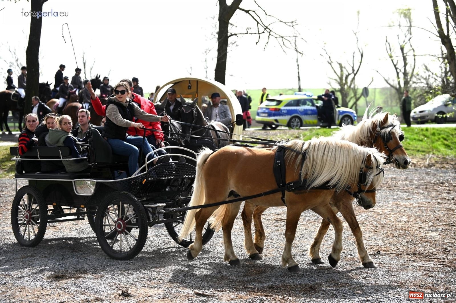 Zdjęcie w galerii na portalu naszraciborz.pl: Procesja w Pietrowicach Wielkich - nabożeństwo i wyścigi wiadomości z regionu