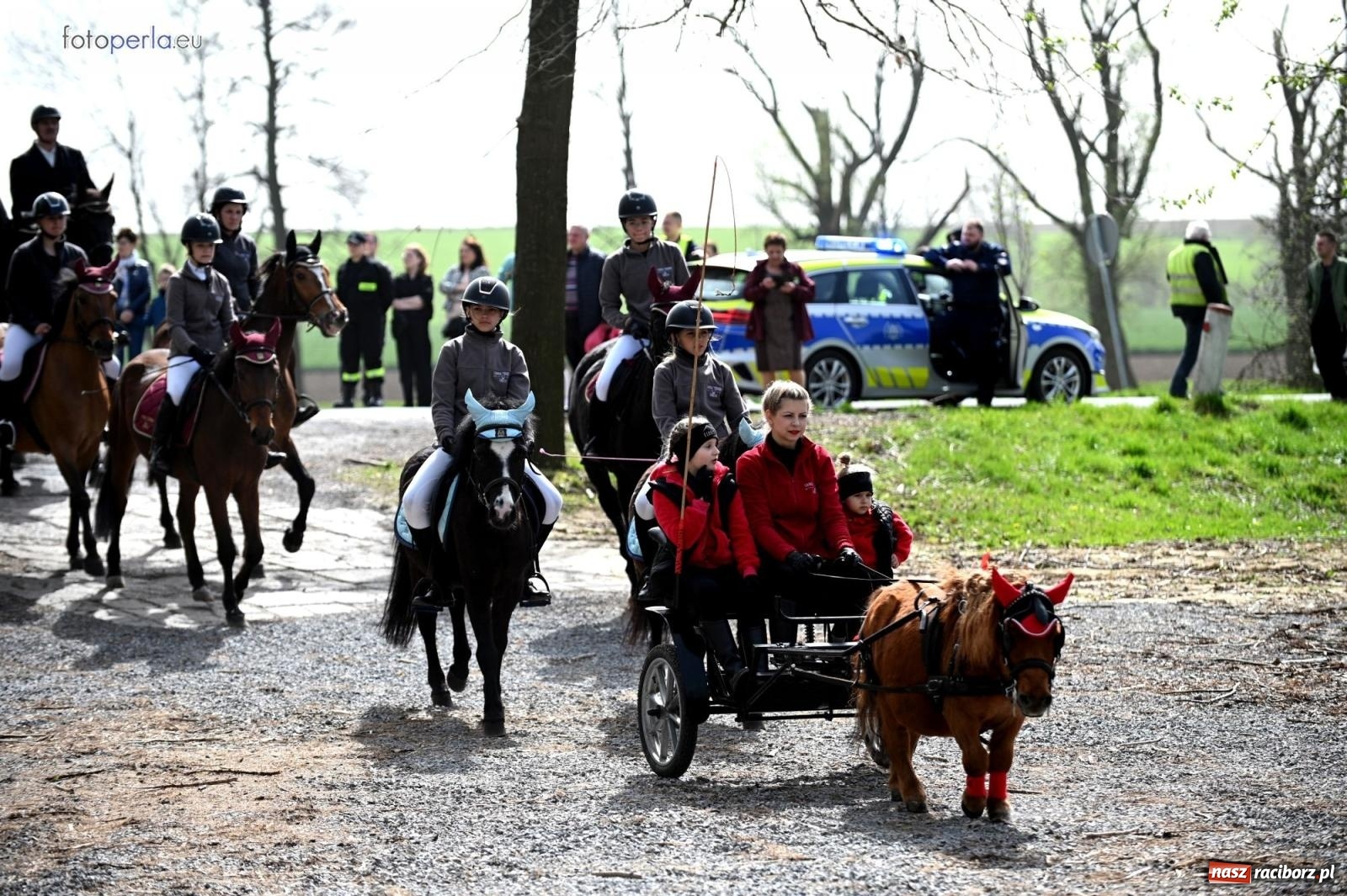 Zdjęcie w galerii na portalu naszraciborz.pl: Procesja w Pietrowicach Wielkich - nabożeństwo i wyścigi wiadomości z regionu