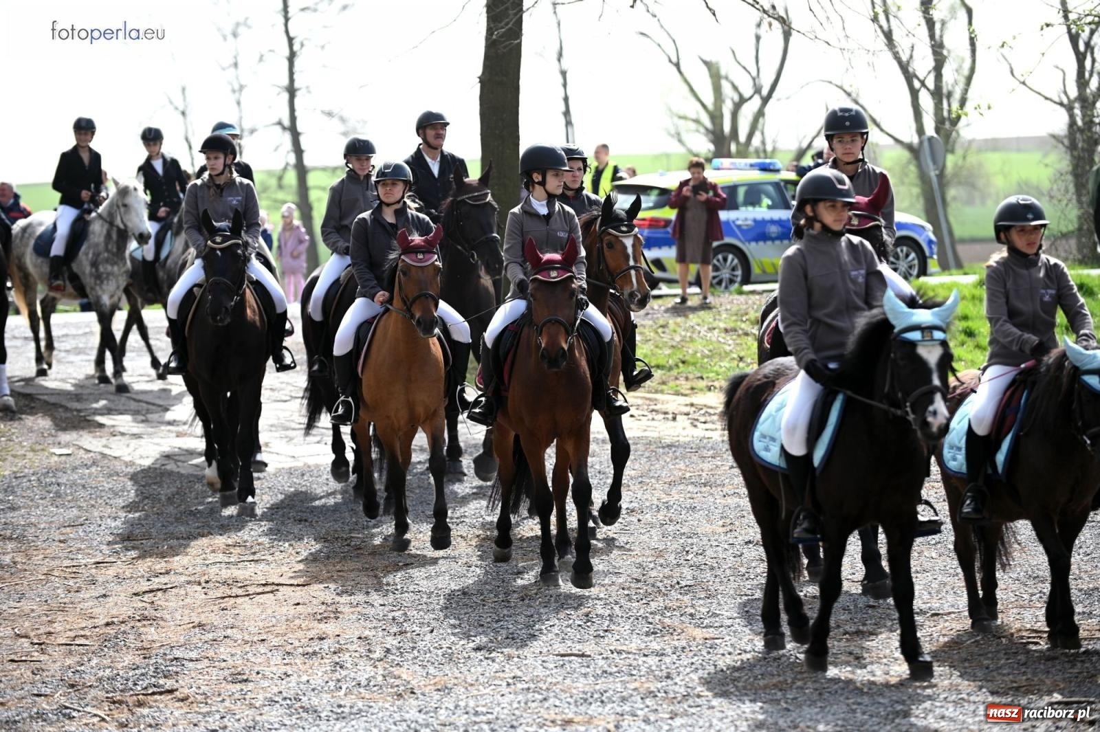 Zdjęcie w galerii na portalu naszraciborz.pl: Procesja w Pietrowicach Wielkich - nabożeństwo i wyścigi wiadomości z regionu
