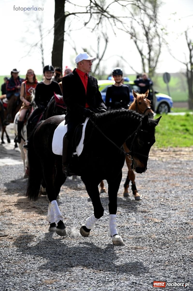 Zdjęcie w galerii na portalu naszraciborz.pl: Procesja w Pietrowicach Wielkich - nabożeństwo i wyścigi wiadomości z regionu