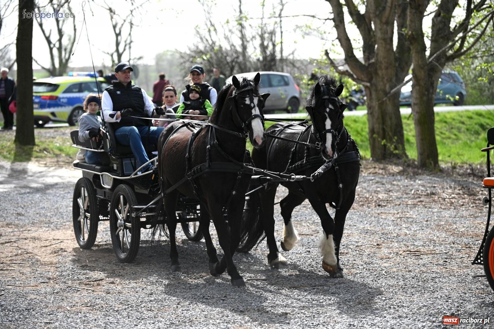 Zdjęcie w galerii na portalu naszraciborz.pl: Procesja w Pietrowicach Wielkich - nabożeństwo i wyścigi wiadomości z regionu