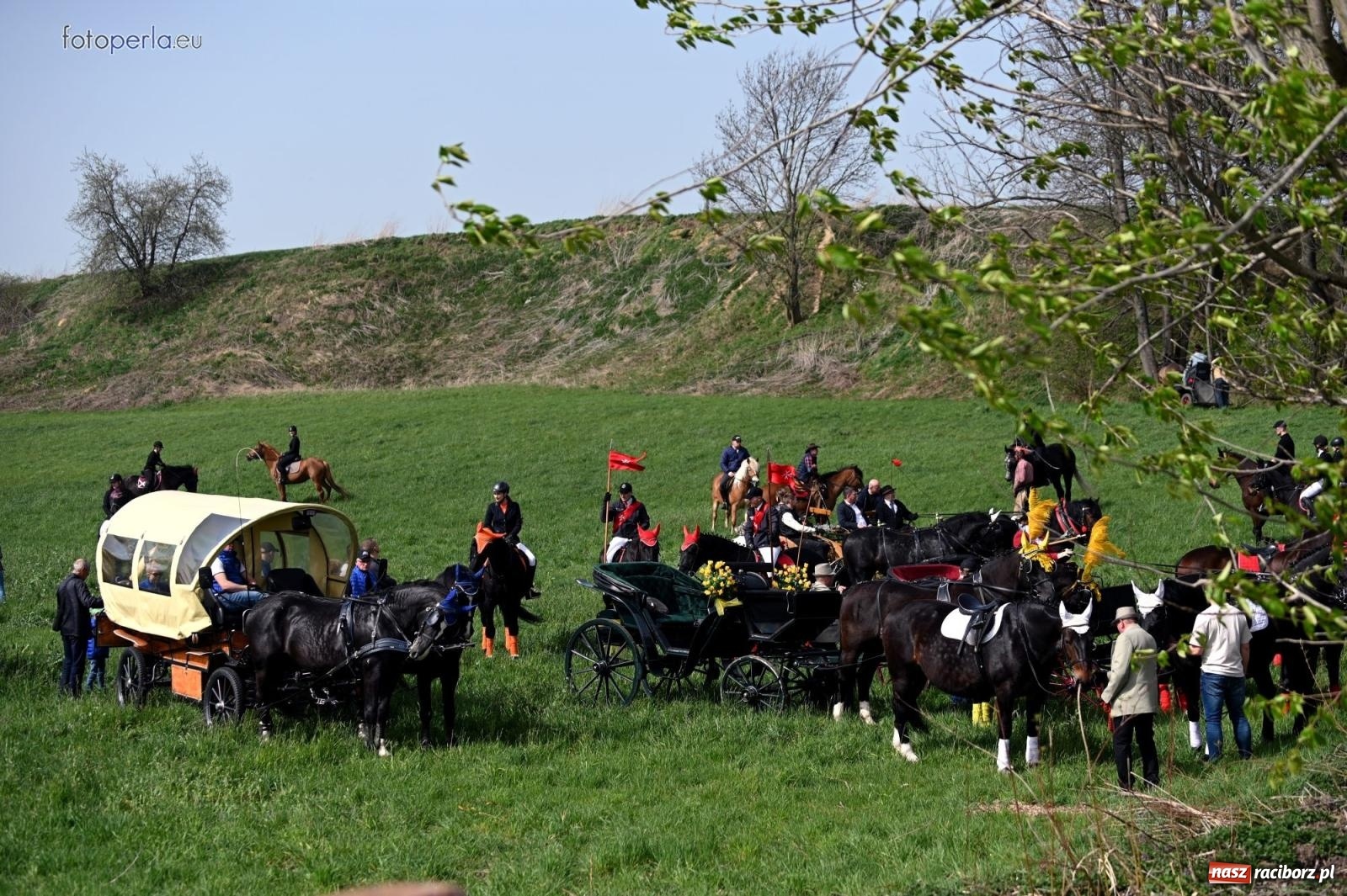 Zdjęcie w galerii na portalu naszraciborz.pl: Procesja w Pietrowicach Wielkich - nabożeństwo i wyścigi wiadomości z regionu