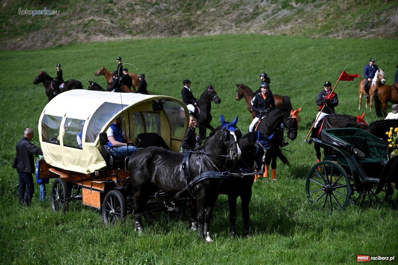 Zdjęcie w galerii na portalu naszraciborz.pl: Procesja w Pietrowicach Wielkich - nabożeństwo i wyścigi wiadomości z regionu