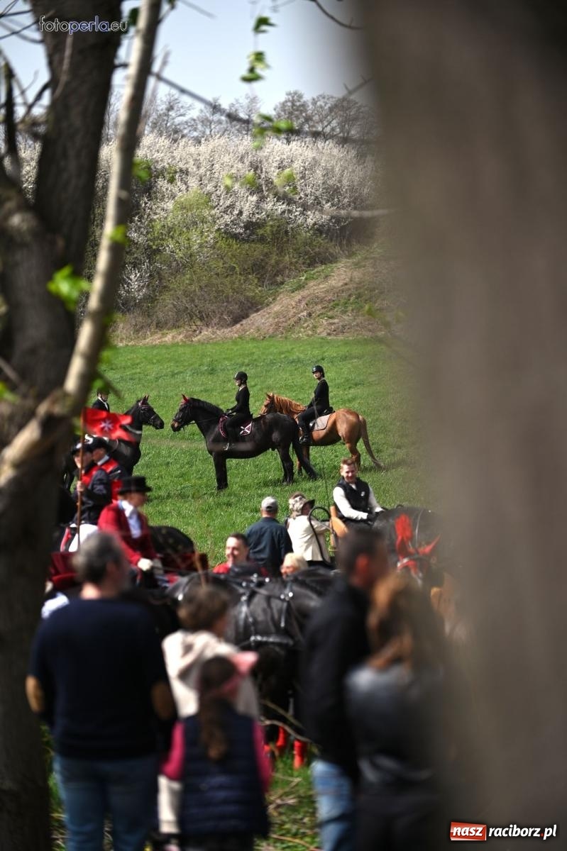 Zdjęcie w galerii na portalu naszraciborz.pl: Procesja w Pietrowicach Wielkich - nabożeństwo i wyścigi wiadomości z regionu