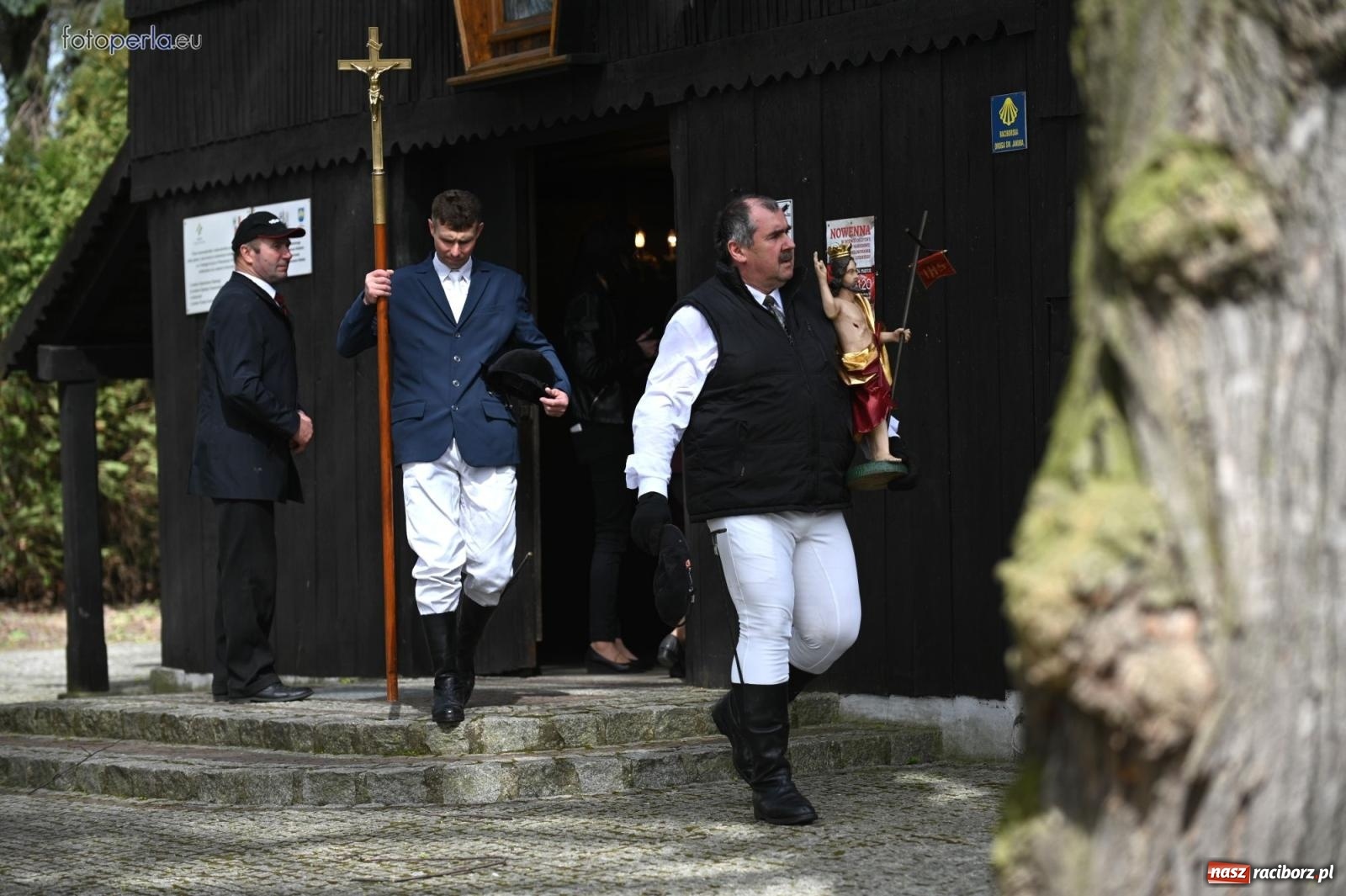 Zdjęcie w galerii na portalu naszraciborz.pl: Procesja w Pietrowicach Wielkich - nabożeństwo i wyścigi wiadomości z regionu