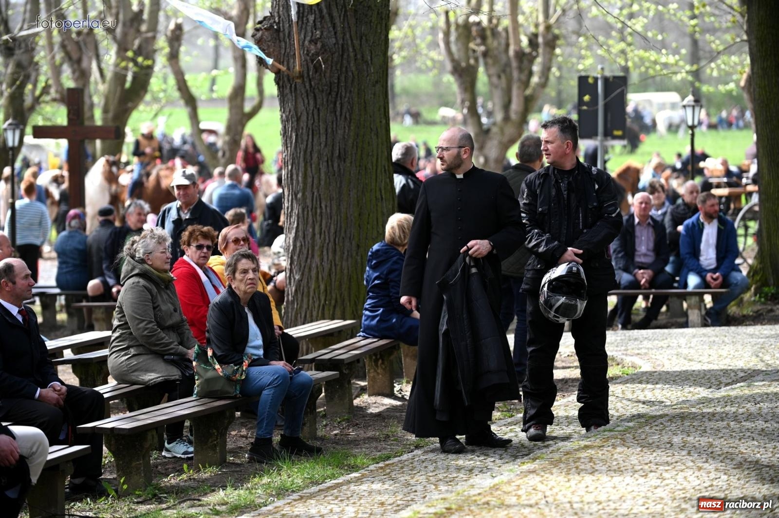 Zdjęcie w galerii na portalu naszraciborz.pl: Procesja w Pietrowicach Wielkich - nabożeństwo i wyścigi wiadomości z regionu