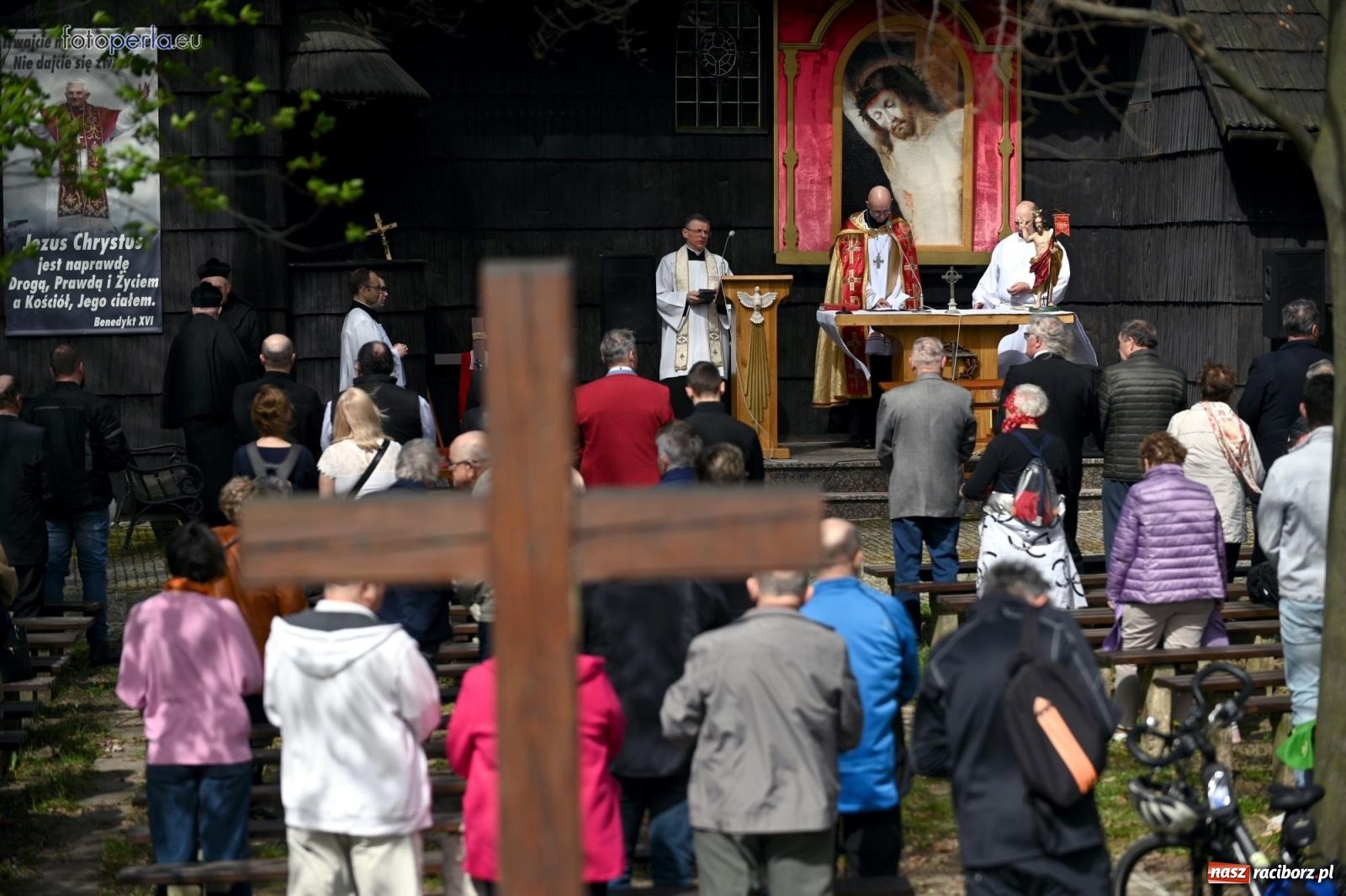 Zdjęcie w galerii na portalu naszraciborz.pl: Procesja w Pietrowicach Wielkich - nabożeństwo i wyścigi wiadomości z regionu