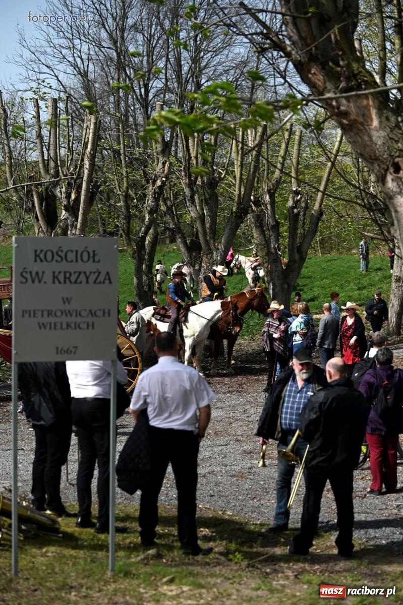 Zdjęcie w galerii na portalu naszraciborz.pl: Procesja w Pietrowicach Wielkich - nabożeństwo i wyścigi wiadomości z regionu