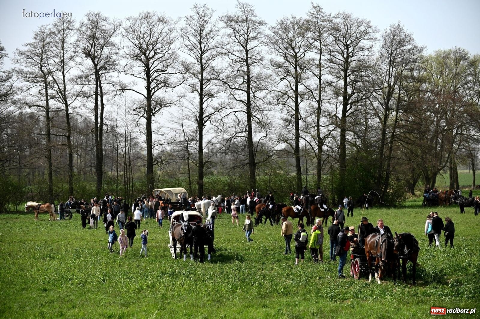 Zdjęcie w galerii na portalu naszraciborz.pl: Procesja w Pietrowicach Wielkich - nabożeństwo i wyścigi wiadomości z regionu
