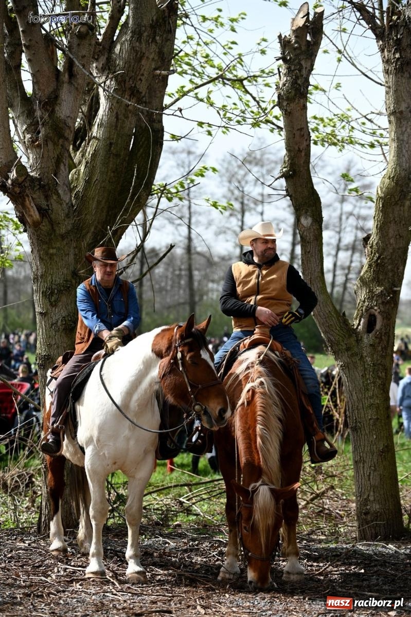 Zdjęcie w galerii na portalu naszraciborz.pl: Procesja w Pietrowicach Wielkich - nabożeństwo i wyścigi wiadomości z regionu
