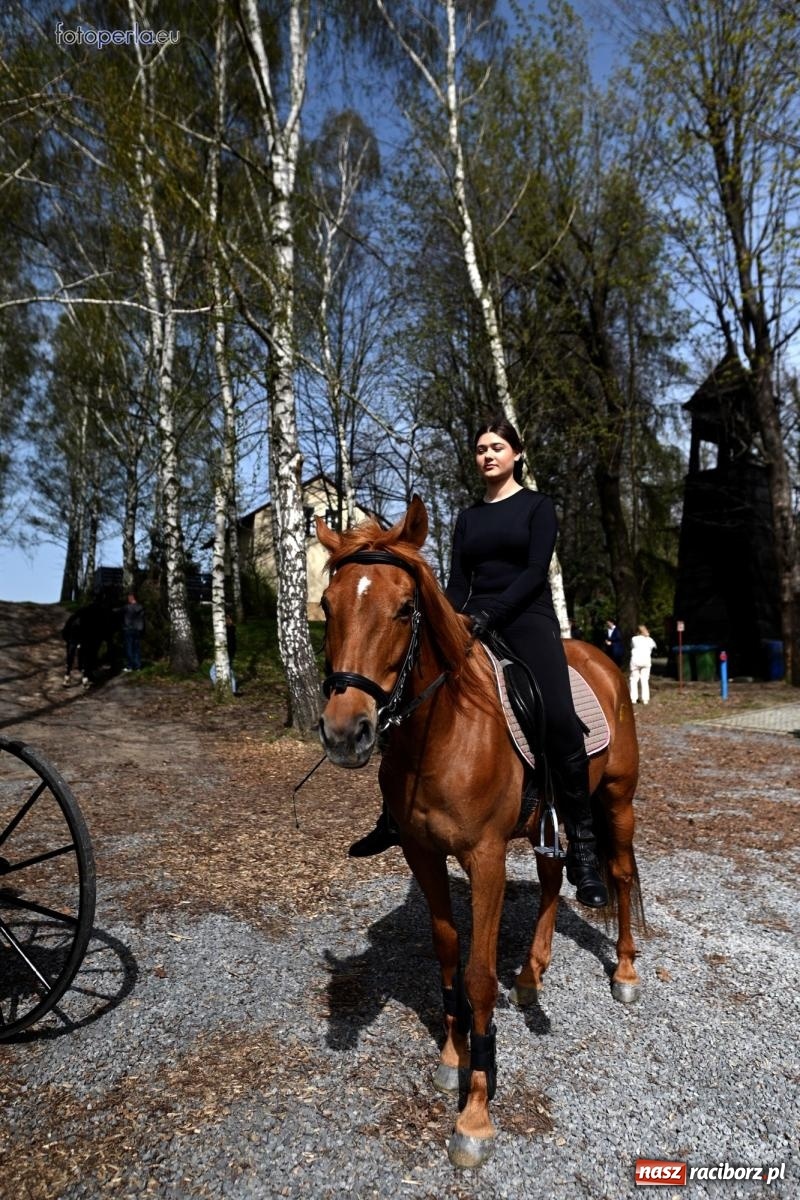 Zdjęcie w galerii na portalu naszraciborz.pl: Procesja w Pietrowicach Wielkich - nabożeństwo i wyścigi wiadomości z regionu