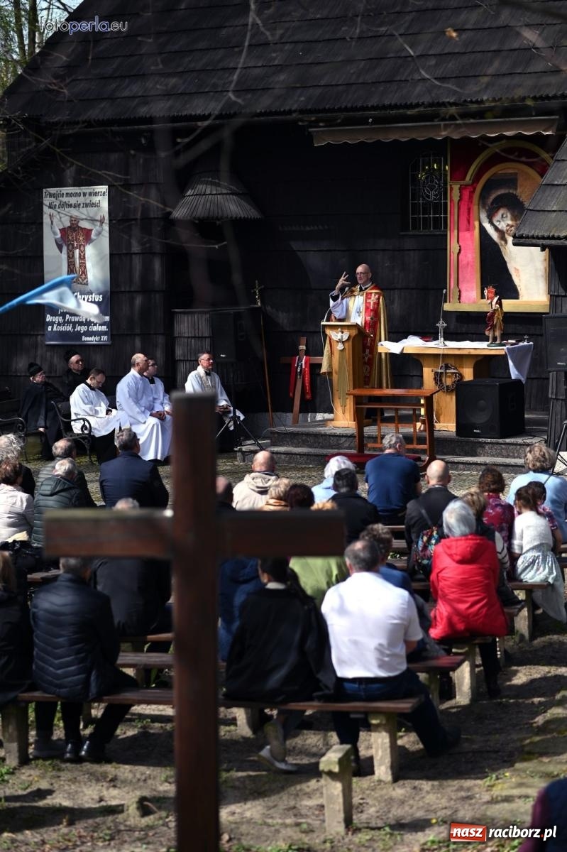 Zdjęcie w galerii na portalu naszraciborz.pl: Procesja w Pietrowicach Wielkich - nabożeństwo i wyścigi wiadomości z regionu