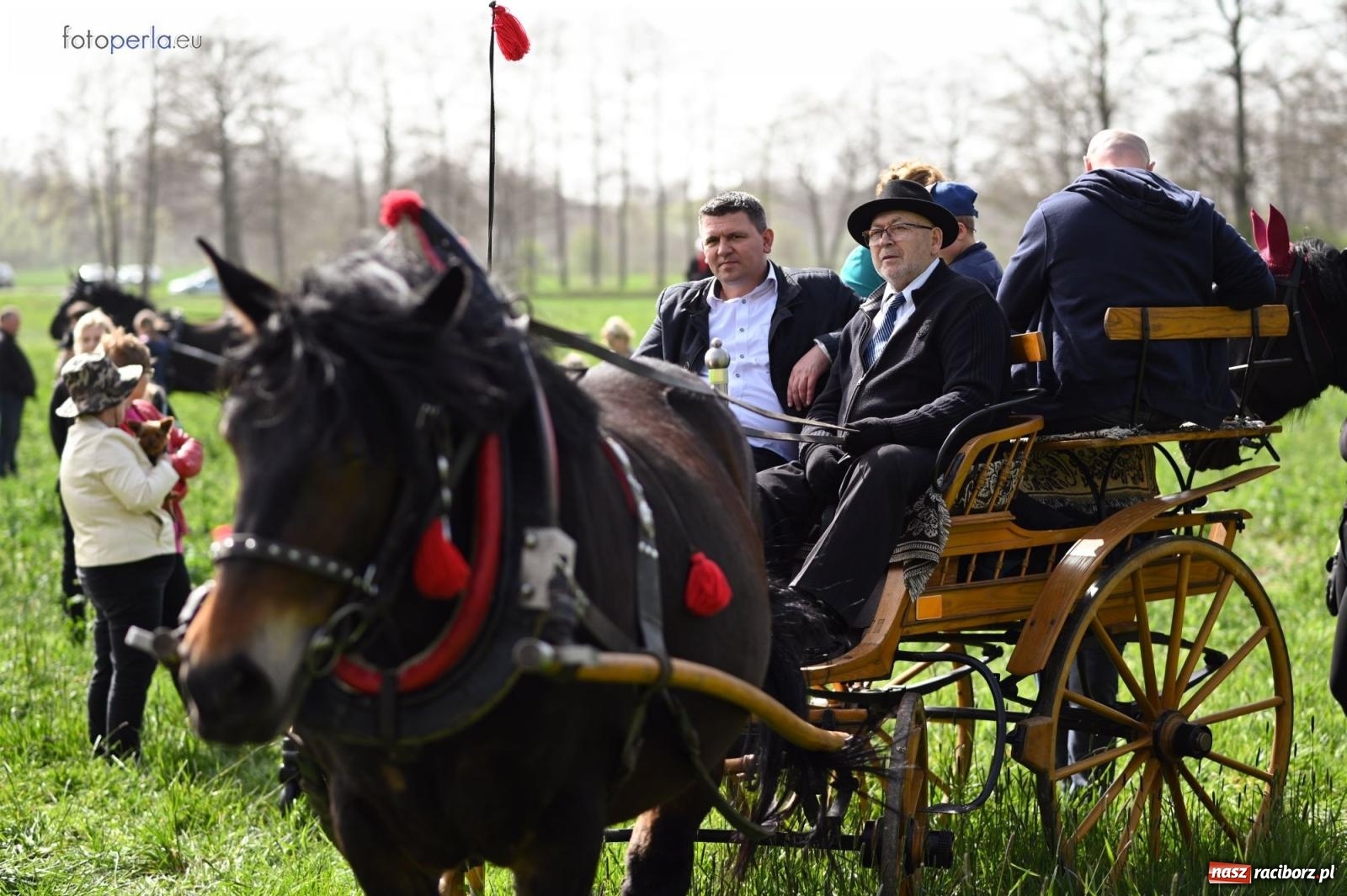 Zdjęcie w galerii na portalu naszraciborz.pl: Procesja w Pietrowicach Wielkich - nabożeństwo i wyścigi wiadomości z regionu