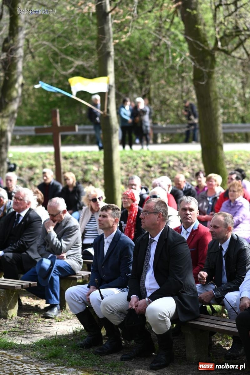 Zdjęcie w galerii na portalu naszraciborz.pl: Procesja w Pietrowicach Wielkich - nabożeństwo i wyścigi wiadomości z regionu