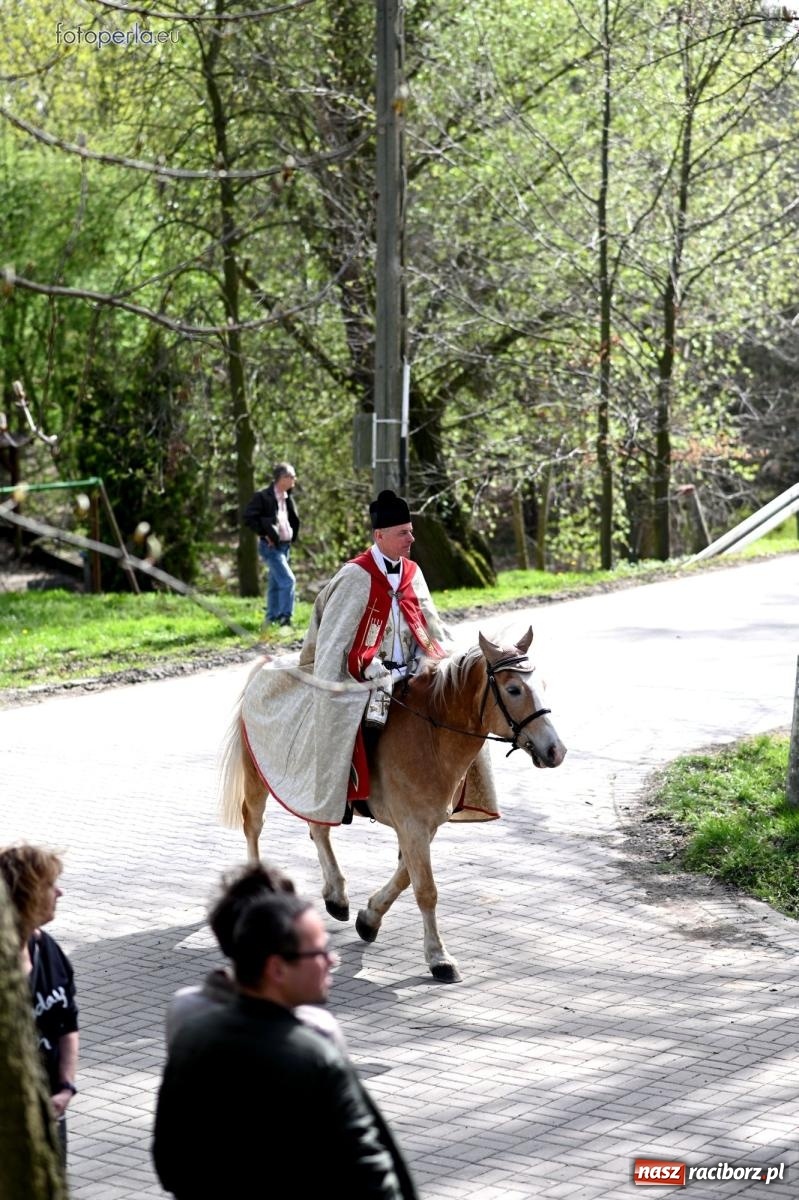 Zdjęcie w galerii na portalu naszraciborz.pl: Procesja w Pietrowicach Wielkich - nabożeństwo i wyścigi wiadomości z regionu