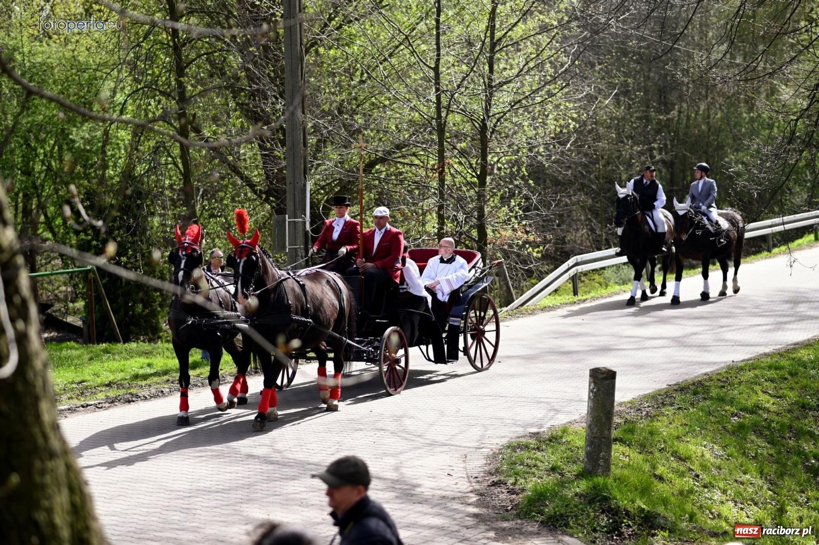 Zdjęcie w galerii na portalu naszraciborz.pl: Procesja w Pietrowicach Wielkich - nabożeństwo i wyścigi wiadomości z regionu