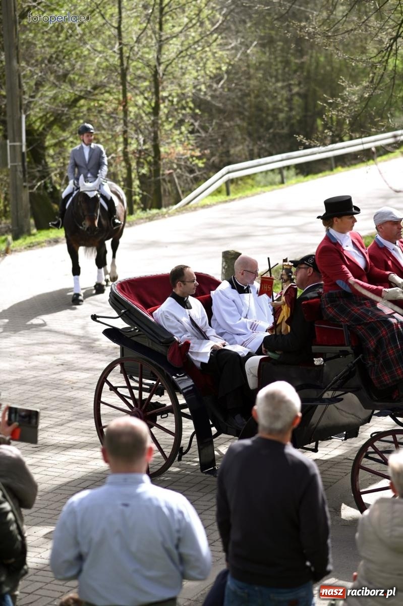 Zdjęcie w galerii na portalu naszraciborz.pl: Procesja w Pietrowicach Wielkich - nabożeństwo i wyścigi wiadomości z regionu
