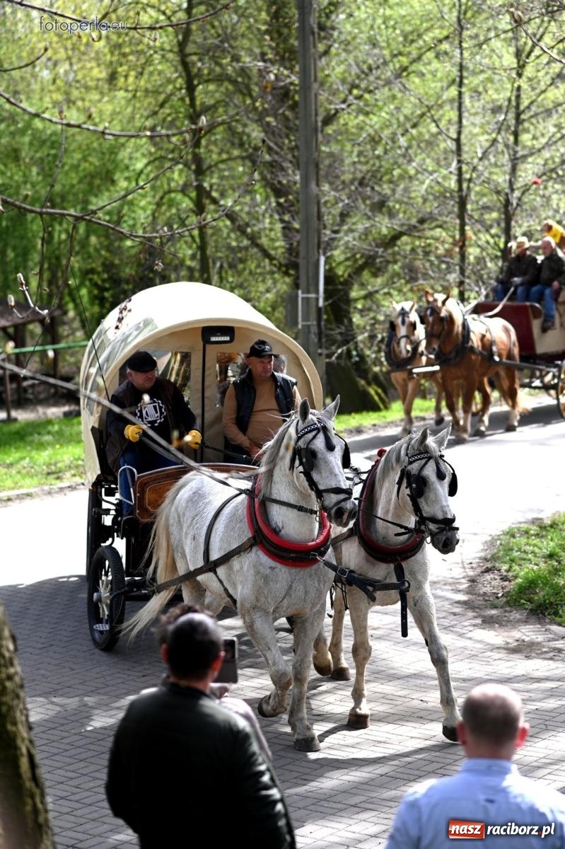 Zdjęcie w galerii na portalu naszraciborz.pl: Procesja w Pietrowicach Wielkich - nabożeństwo i wyścigi wiadomości z regionu