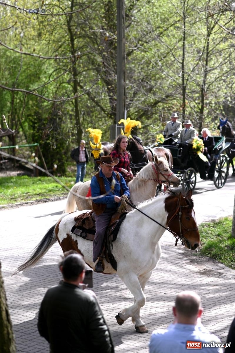 Zdjęcie w galerii na portalu naszraciborz.pl: Procesja w Pietrowicach Wielkich - nabożeństwo i wyścigi wiadomości z regionu
