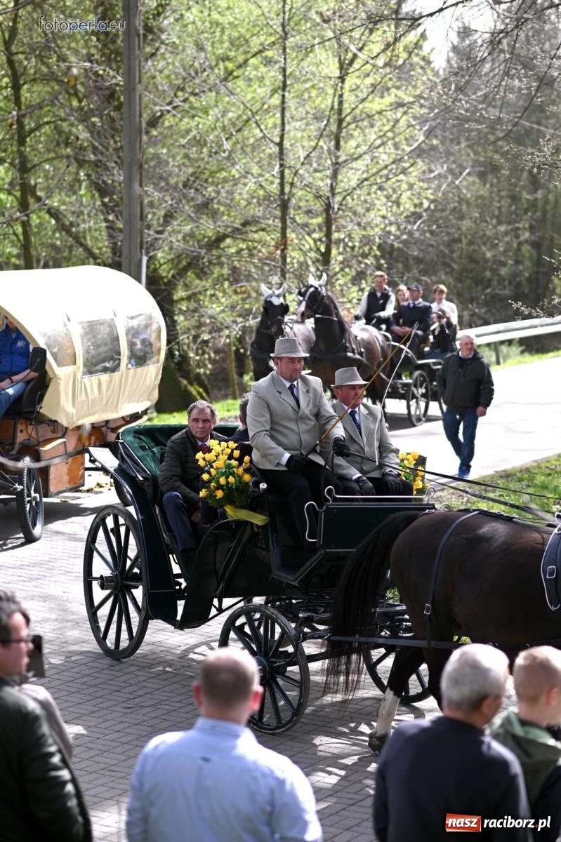 Zdjęcie w galerii na portalu naszraciborz.pl: Procesja w Pietrowicach Wielkich - nabożeństwo i wyścigi wiadomości z regionu