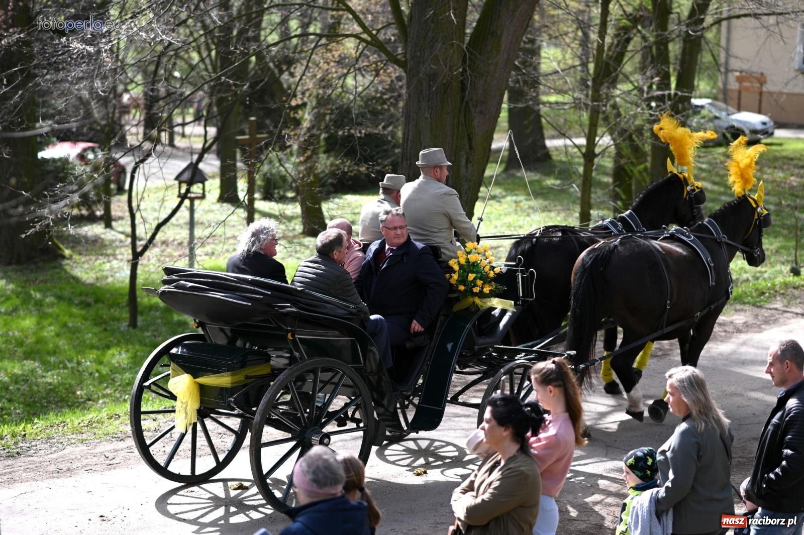 Zdjęcie w galerii na portalu naszraciborz.pl: Procesja w Pietrowicach Wielkich - nabożeństwo i wyścigi wiadomości z regionu