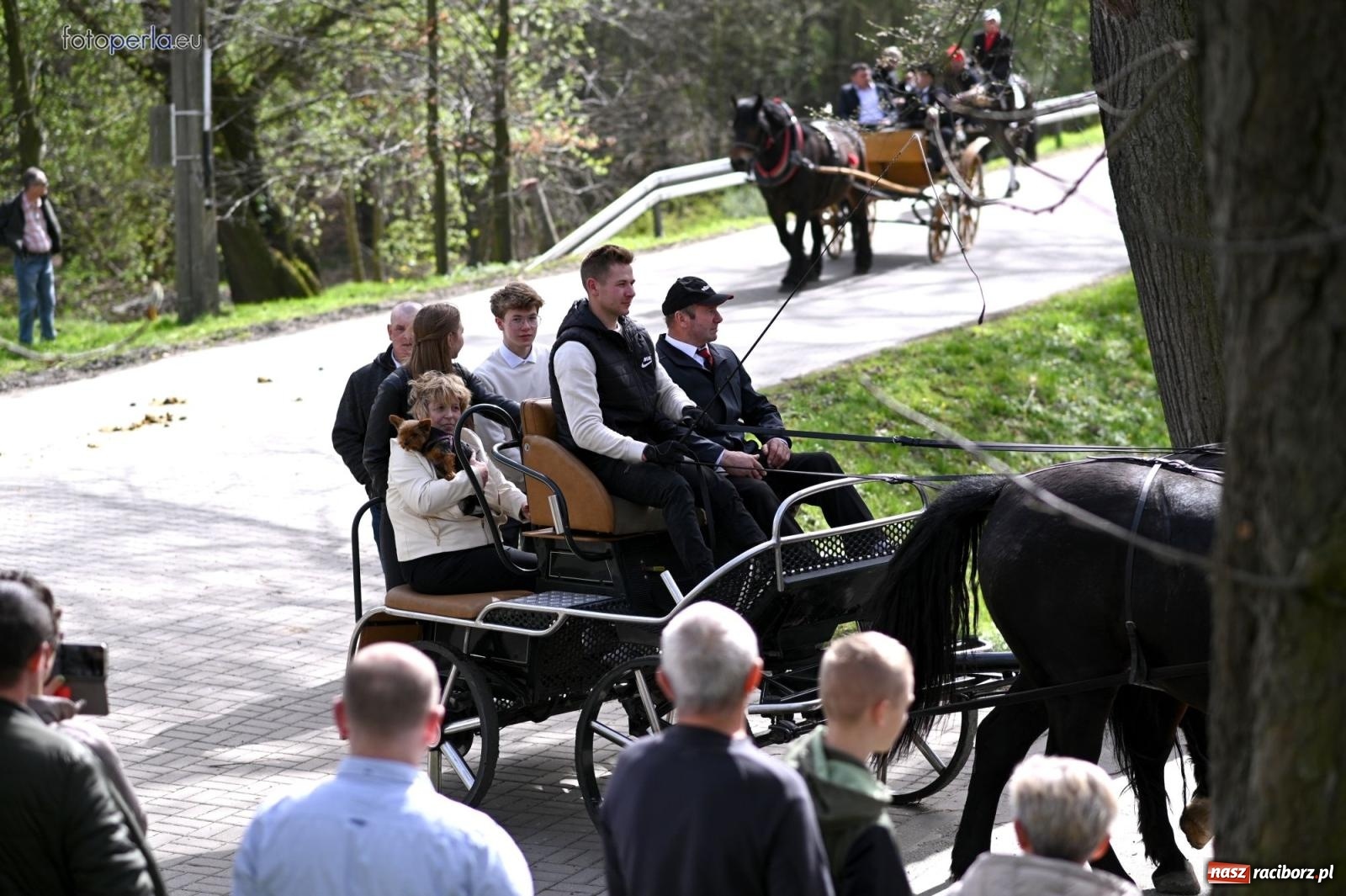 Zdjęcie w galerii na portalu naszraciborz.pl: Procesja w Pietrowicach Wielkich - nabożeństwo i wyścigi wiadomości z regionu